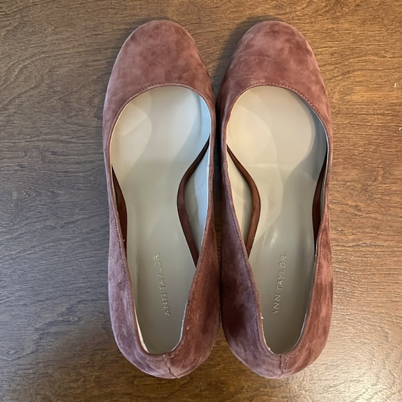 Brown suede Ann Taylor pumps. Chunky heel round toe - Picture 4 of 6